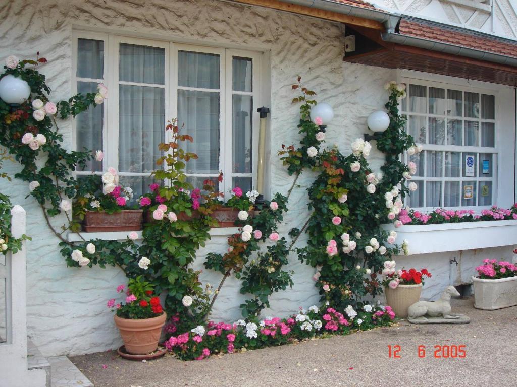 Hotel Restaurant Maison Blanche Rungis Kültér fotó